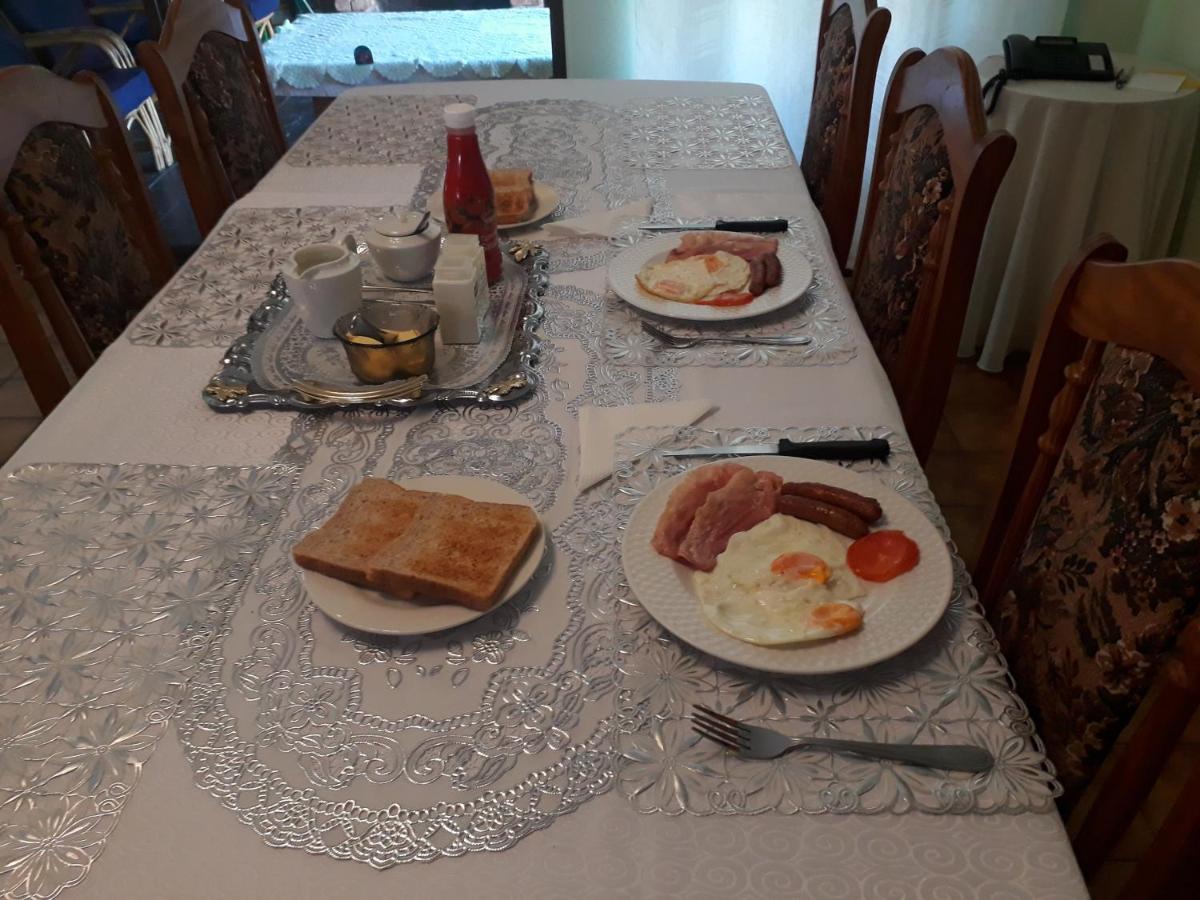 Dj's In Table View Bed & Breakfast